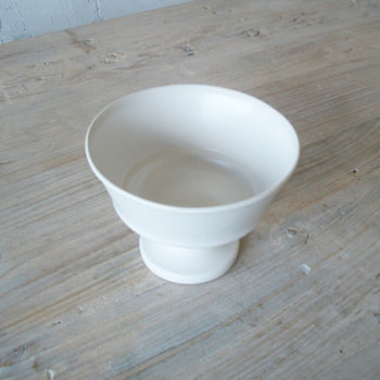 קערה על רגל גבוהה