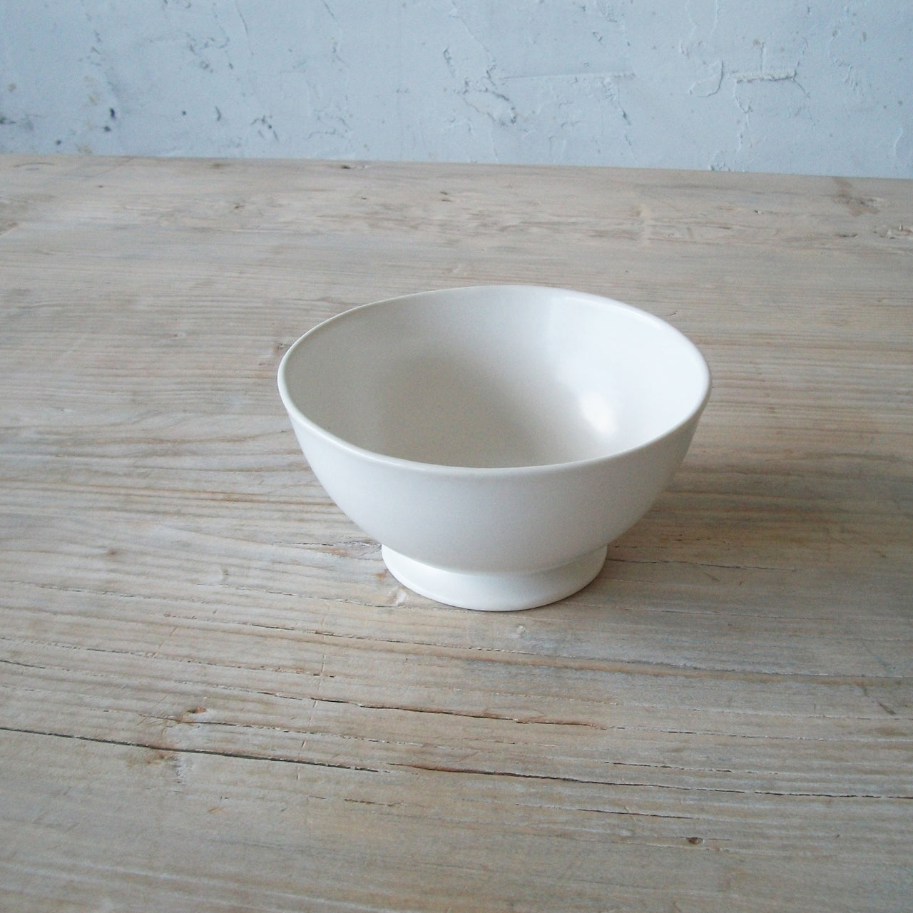 קערה על רגל קטנה