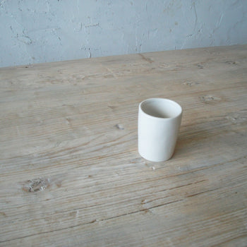 כוס עם חורים למברשות שיניים