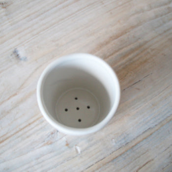 כוס עם חורים למברשות שיניים