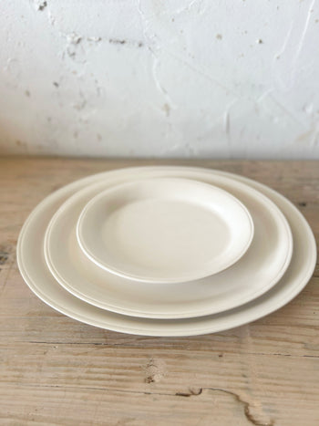 צלחת קינוח בגימור פס עדין