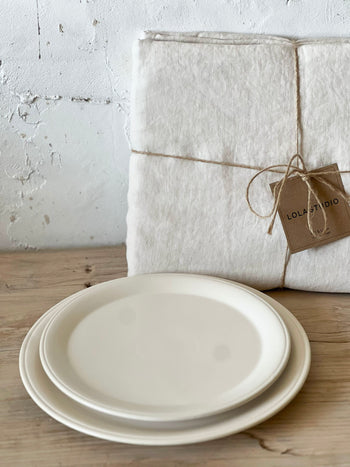 צלחת מנה ראשונה בעיטור פס עדין