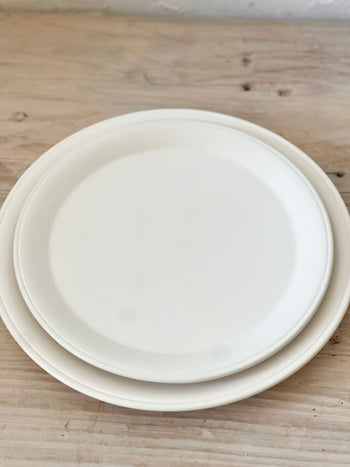 צלחת מנה עיקרית בעיטור פס עדין