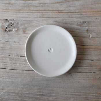 צלחת עם לב רקוע