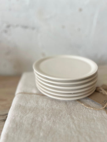 צלחת קינוח בגימור פס עדין