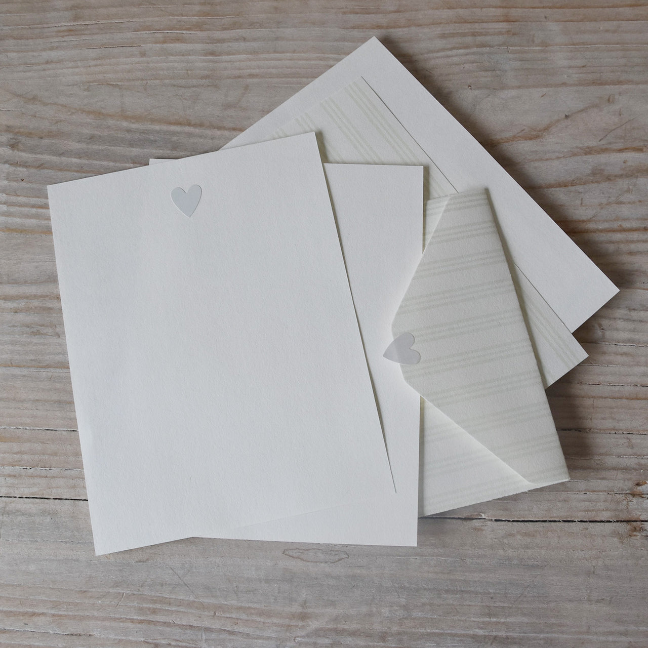 רביעית ניירות מכתבים+מעטפות+מדבקות לב