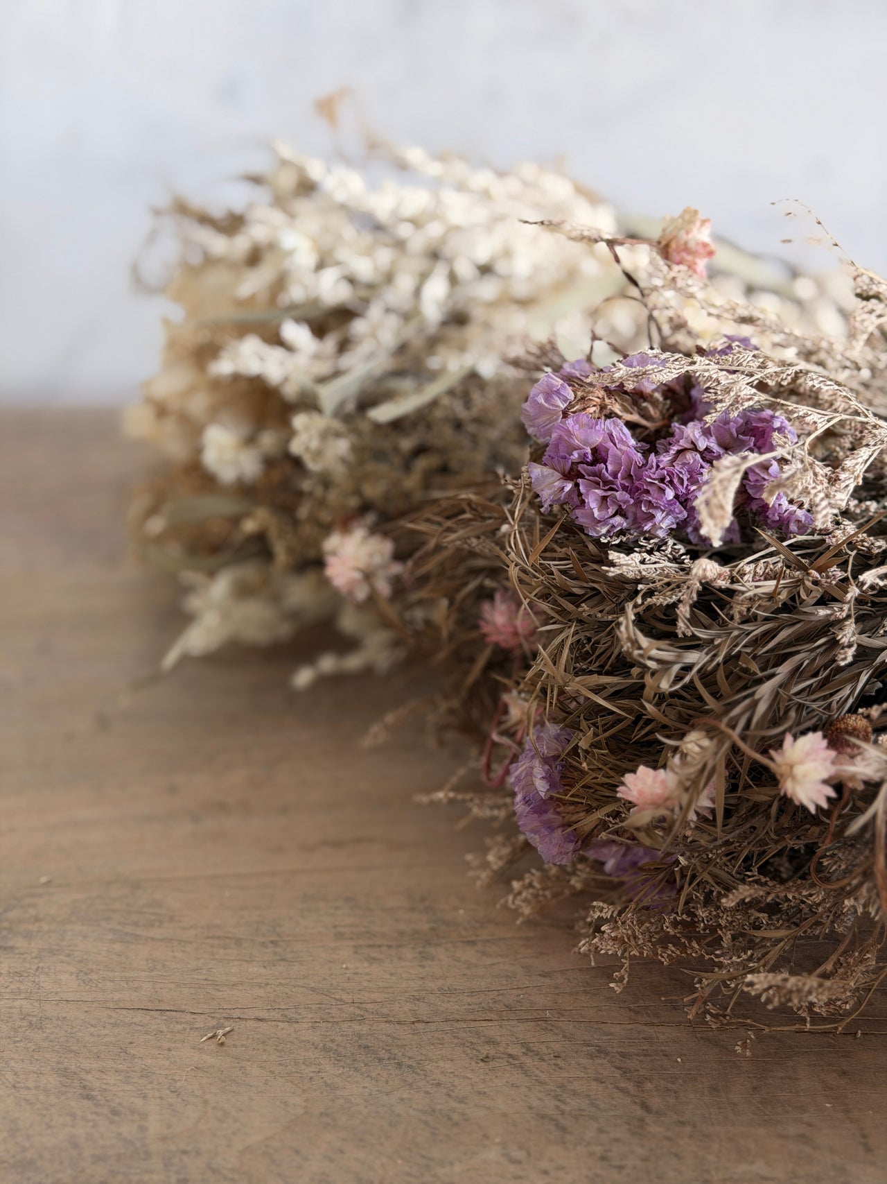 זר פרחים יבשים באריזת מתנה