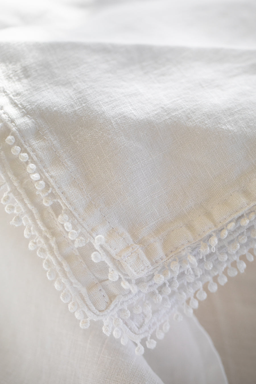 מפית פשתן פונפונים