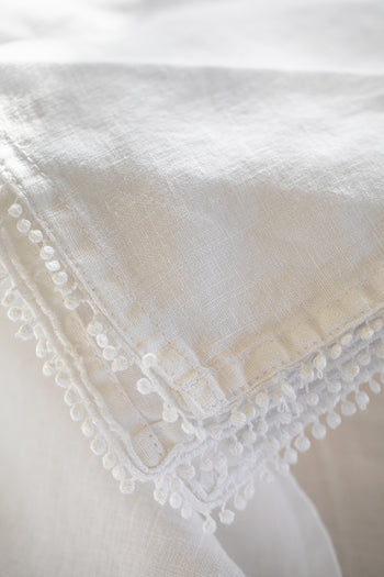 מפית פשתן פונפונים