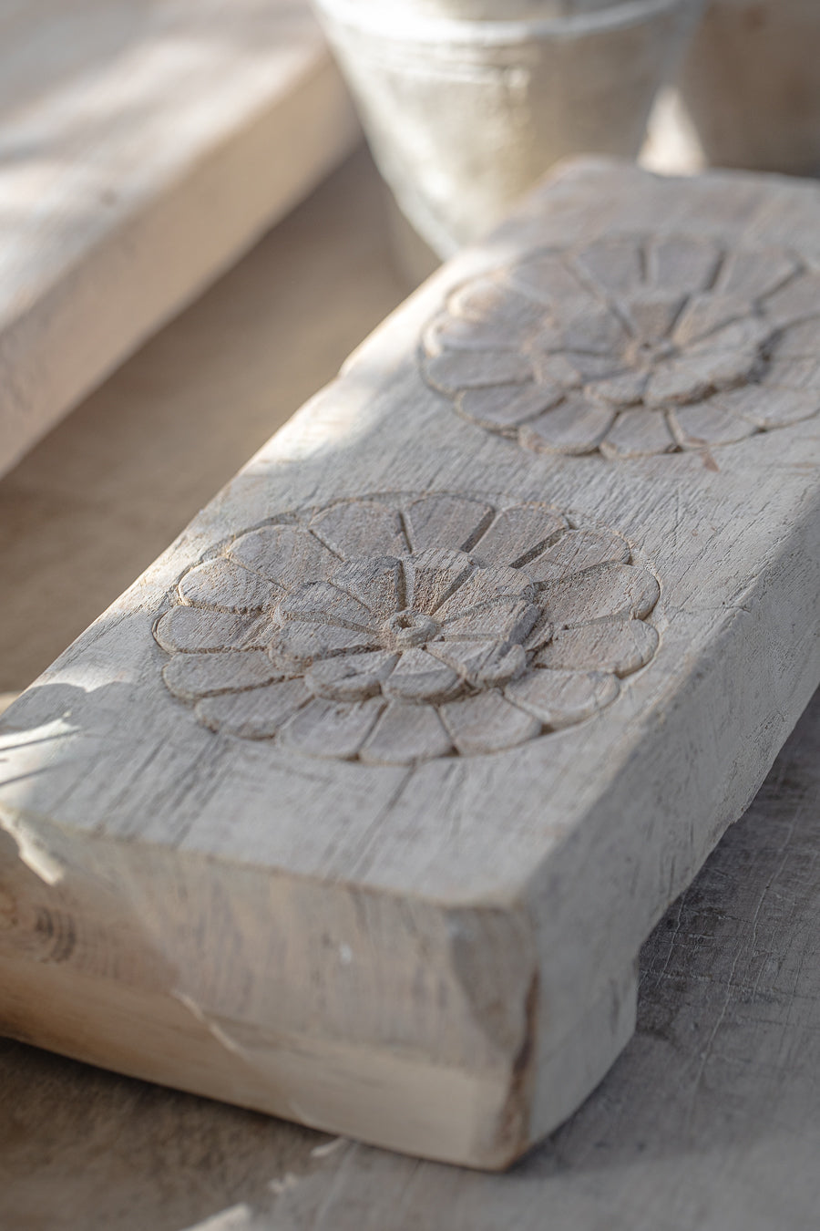 משטח עץ מגולף