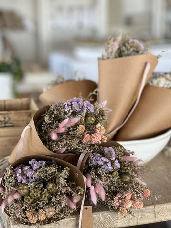 זר פרחים יבשים באריזת מתנה