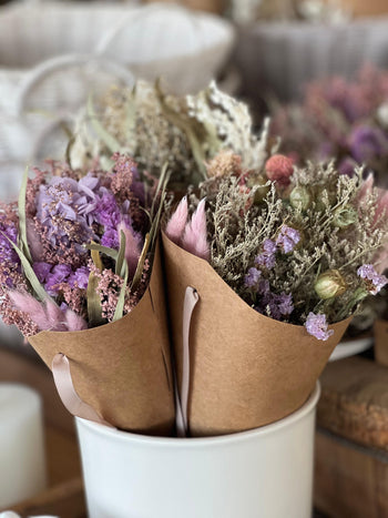 זר פרחים יבשים באריזת מתנה