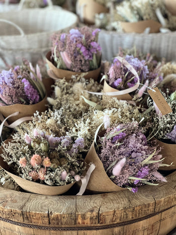 זר פרחים יבשים באריזת מתנה