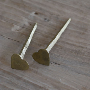 מסמר לב לקיר