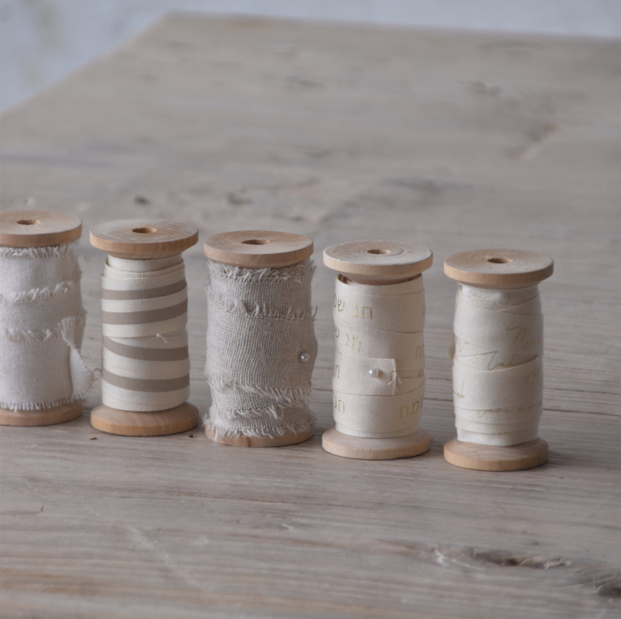 סרט לאריזה פסים זהב אוףוויט