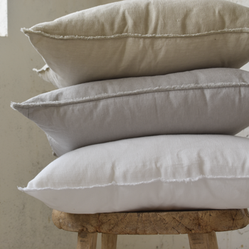 כרית פשתן בגימור קצוות פרומים 65*65