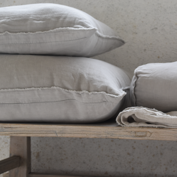 כרית פשתן בגימור קצוות פרומים 65*65