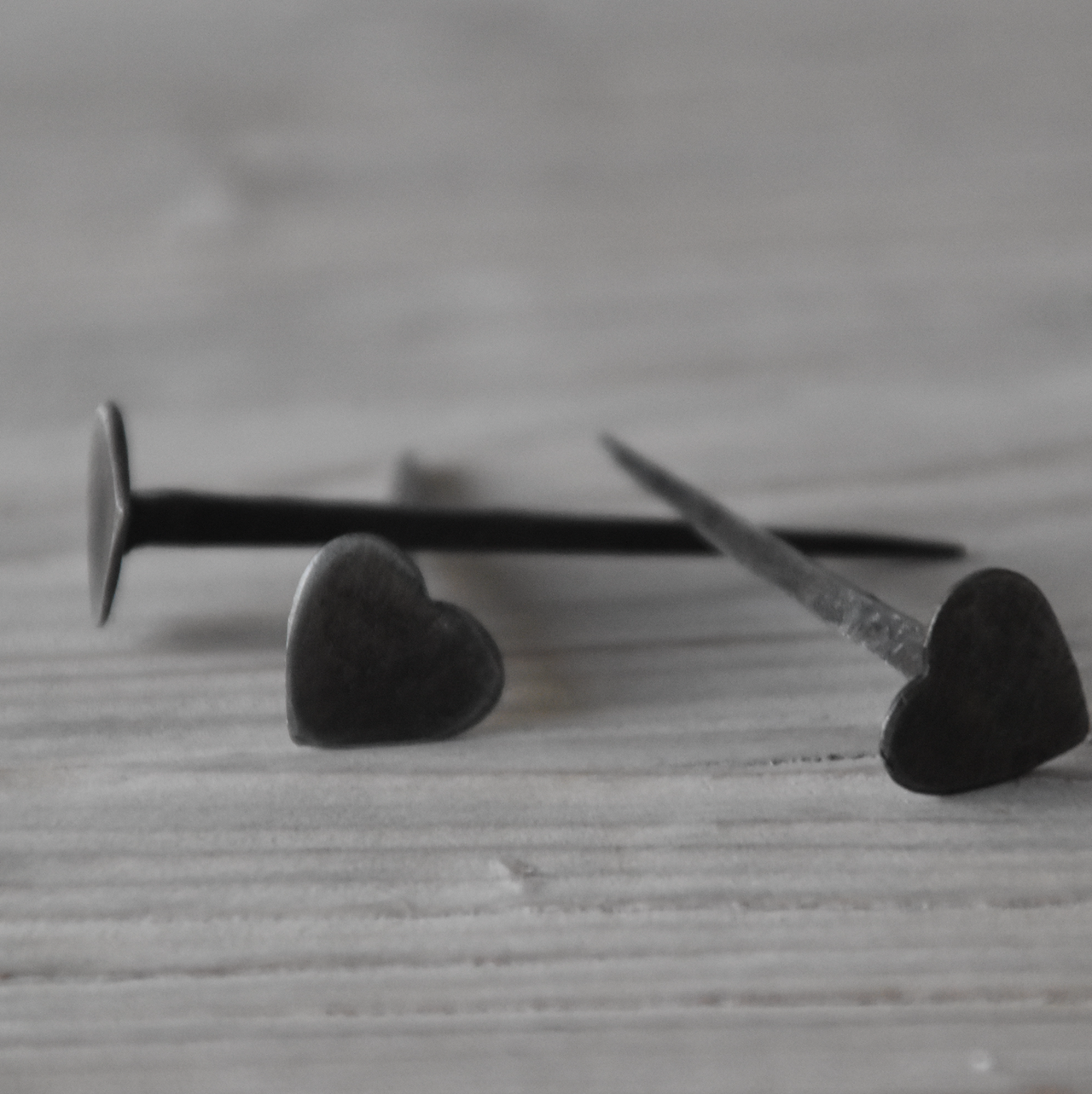 מסמר לב לקיר