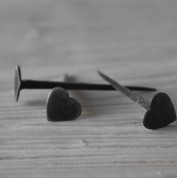 מסמר לב לקיר