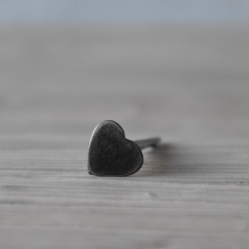 מסמר לב לקיר