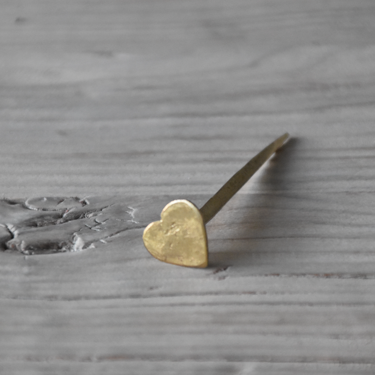 מסמר לב לקיר