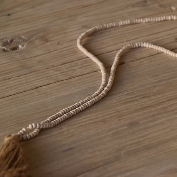 שרשרת חרוזי עץ דקיקה לבנה