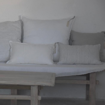 45X45   כרית פשתן עם קצוות פרומים בגימור מחורר