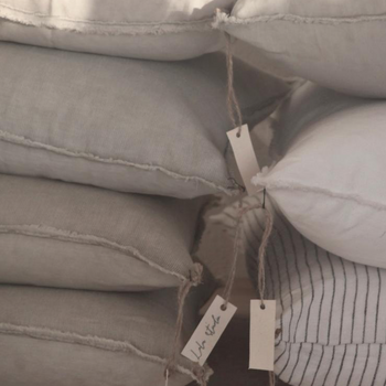 45X45   כרית פשתן עם קצוות פרומים בגימור מחורר