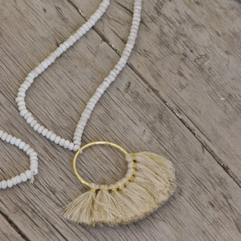 שרשרת חרוזי עץ עם תליון מניפה