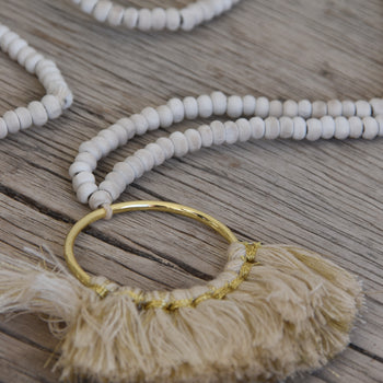 שרשרת חרוזי עץ עם תליון מניפה